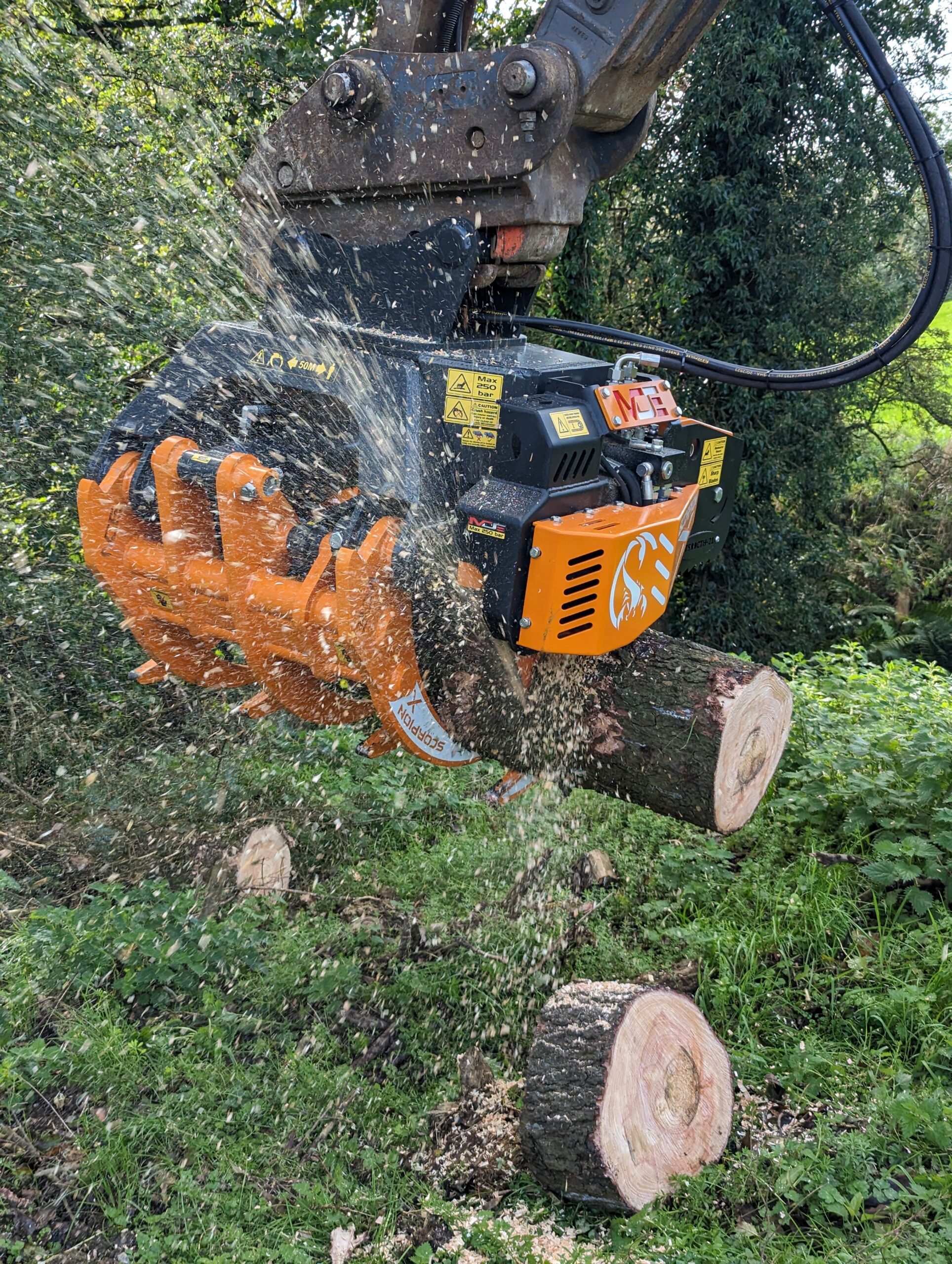 LOG & DEBRIS GRAPPLE FIXED POSITION EXCAVATOR WITH SAW