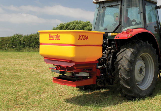 A rope operated tilt mechanism is fitted as standard to incline the machine for spreading of the headland bout.  When the machine is tilted the spread pattern is concentrated on the boundary side, giving an even spread over the whole field.  A hydraulically operated tilt mechanism is available as an optional extra on the XT48.