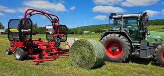 The ELLIPSE660 wrapping cycle time is less than a minute (loading, wrapping, unloading).As the lifting arm moves the bale onto the wrapping platform, the front roller lowers to reduce the vertical distance the bale travels to reach the wrapping area