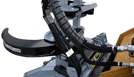 To accommodate for different skidsteers that have the couplers on different sides, the FBS752's hose support can be mounted on the left or right side.