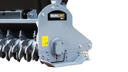 These two position skid shoes allow you to adjust the cutting height for optimal clearing performance.