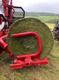 The sturdy lifting arm mechanism can transport one bale while wrapping another, resulting in increased productivity.