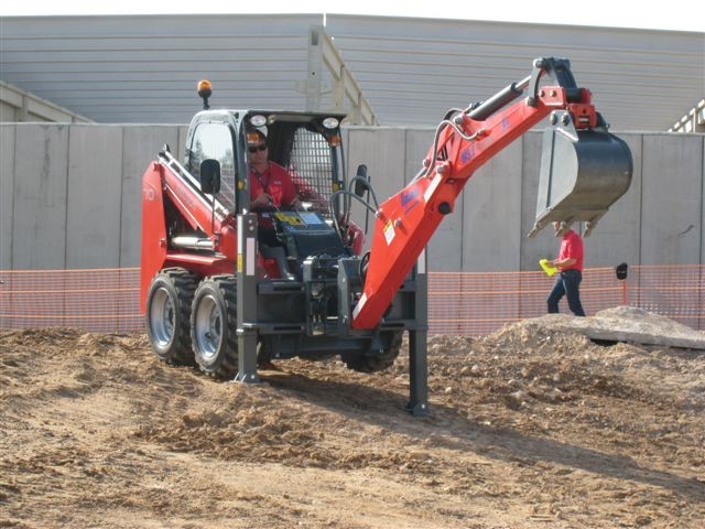 THE VERTICAL STABILIZERS GIVES THE OPERATOR A SECURE FOUNDATION WHEN DIGGING OR LOADING
