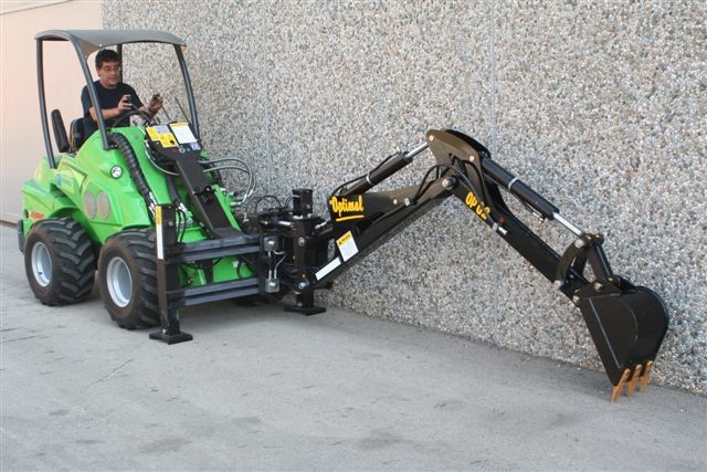 SIDE SHIFT FEATURE IS STANDARD THIS ALLOWS THE OPERATOR TO DIG A FOOTER NEXT TO A WALL 