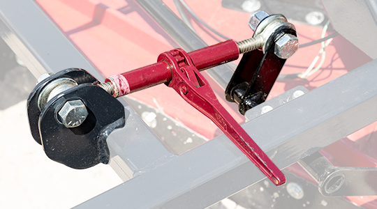 A ratchet style adjuster provides easy adjustment of the cutting height between 2"-7".