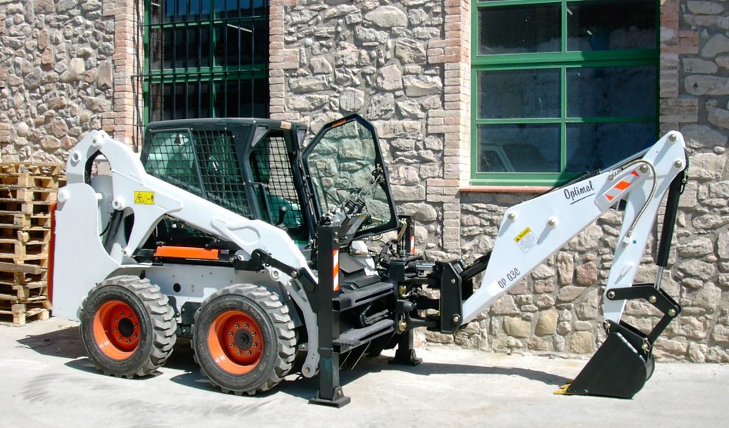 THE BACKHOE IS DESIGNED TO BE VERY CLOSE TO THE HOST MACHINE TO IMPROVE LEVERAGE