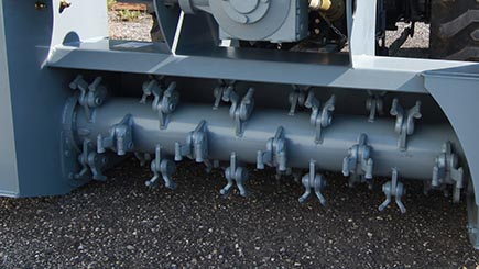 For smoother mulching, the spiral tool pattern allows one tooth to engage at a time.