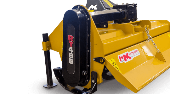 The chain drive equipped on the Rotary Tiller is self lubricated, removing the need for lubricating the chain drive before every use. The base of the casing is filled with oil that lubricates the chain as it passes through the bottom of the chain drive.