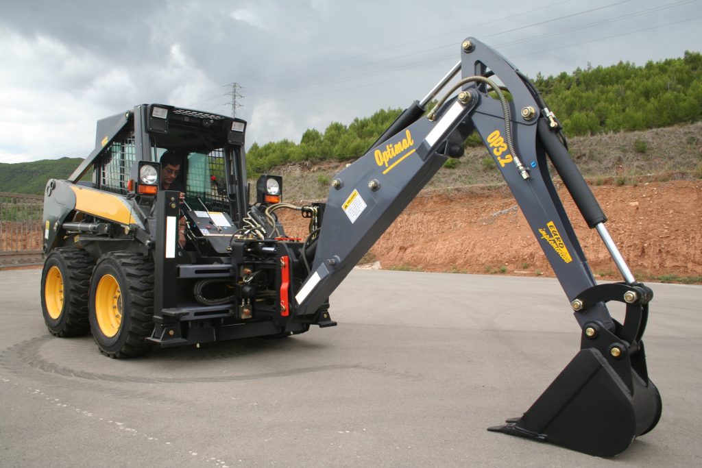THIS FEATURE ALLOWS THE OPERATOR TO DIG IN OR OUT OF THE CAB