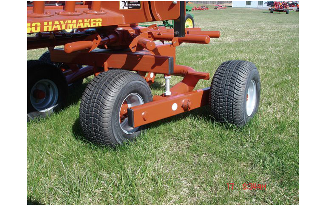 The Standard Tandem Bogie Axle Provides smooth travel in rougher fields. The HR1140 overall height adjustment is set by bolt on each axle.
