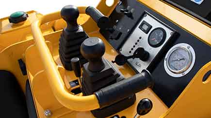 The dual joystick control system allows you to easily operate the drive system and the boom at the same time.