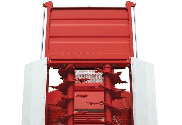 The robust slutty gate has been designed to ensure that the sliding components provide a long and trouble free service life. For safety on the road, shields automatically cover the light units when the slurry gate is opened for spreading.